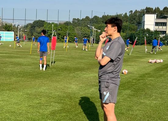 亚洲欧美小视频